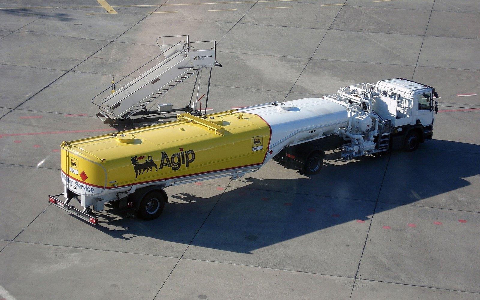 A Jet A-1 fuel truck on an airport ramp (generic refuelling infrastructure; not a SAF-specific image)