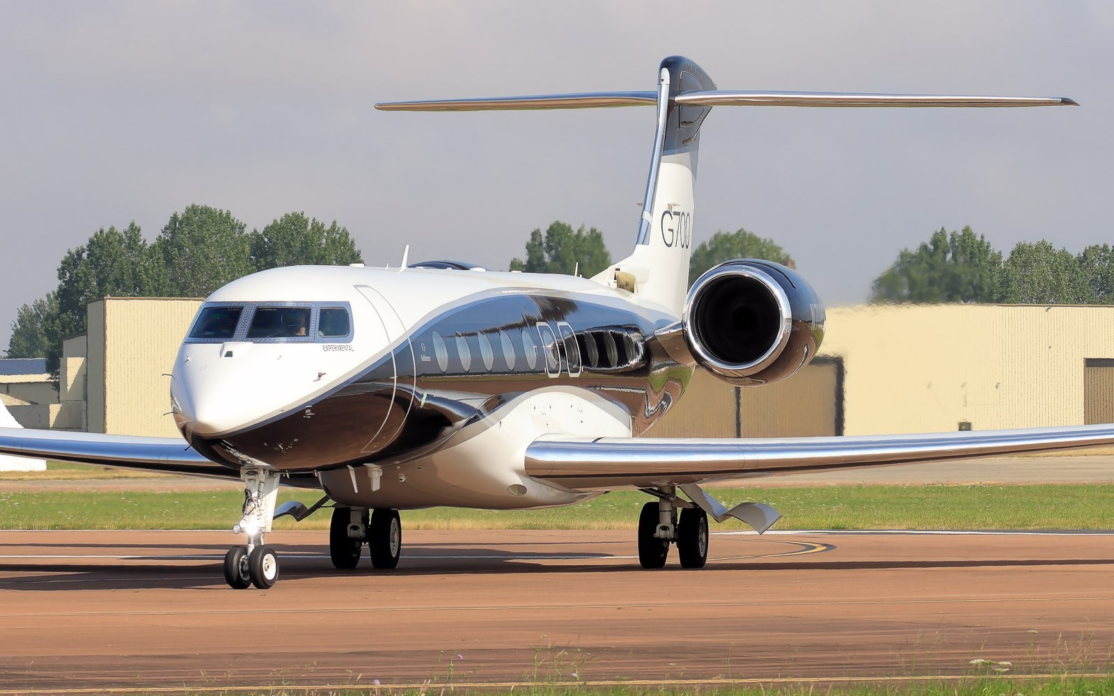 A Gulfstream G700 flight-test aircraft taxiing, with G700 titles on the tail