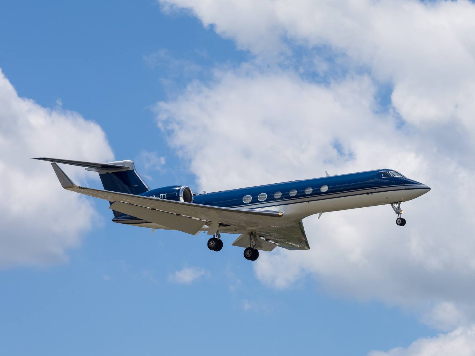 Gama Aviation Gulfstream G550 registration HB-JTT landing