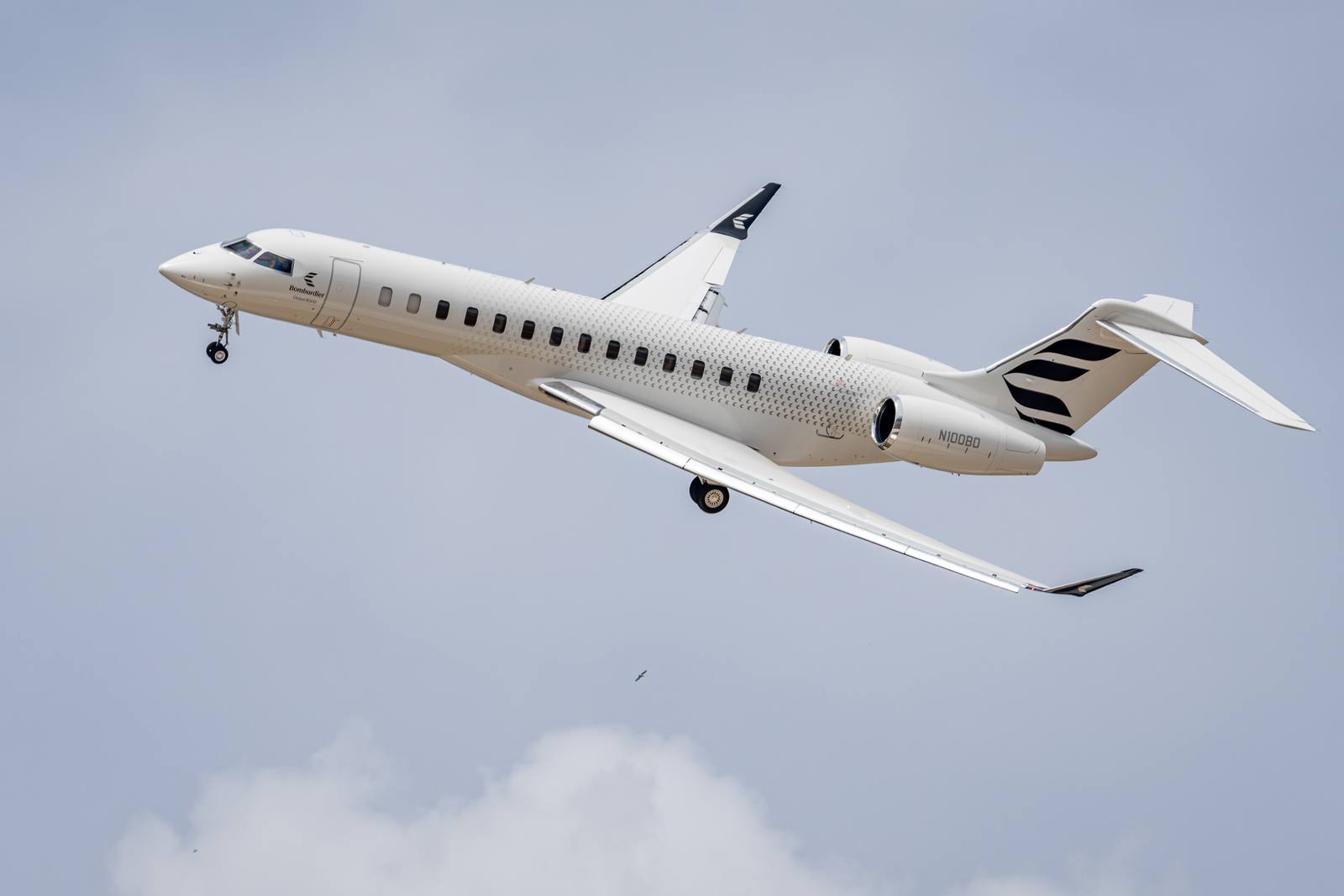 Global 8000 N100BD climbing after takeoff
